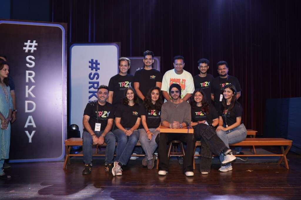 Outdoor advertising Team Picture